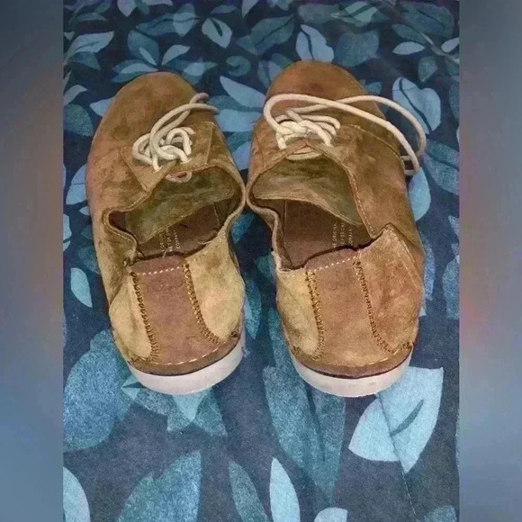 Toms shoe size 8M the material looks like suede it is a used shoe - Picture 6 of 8